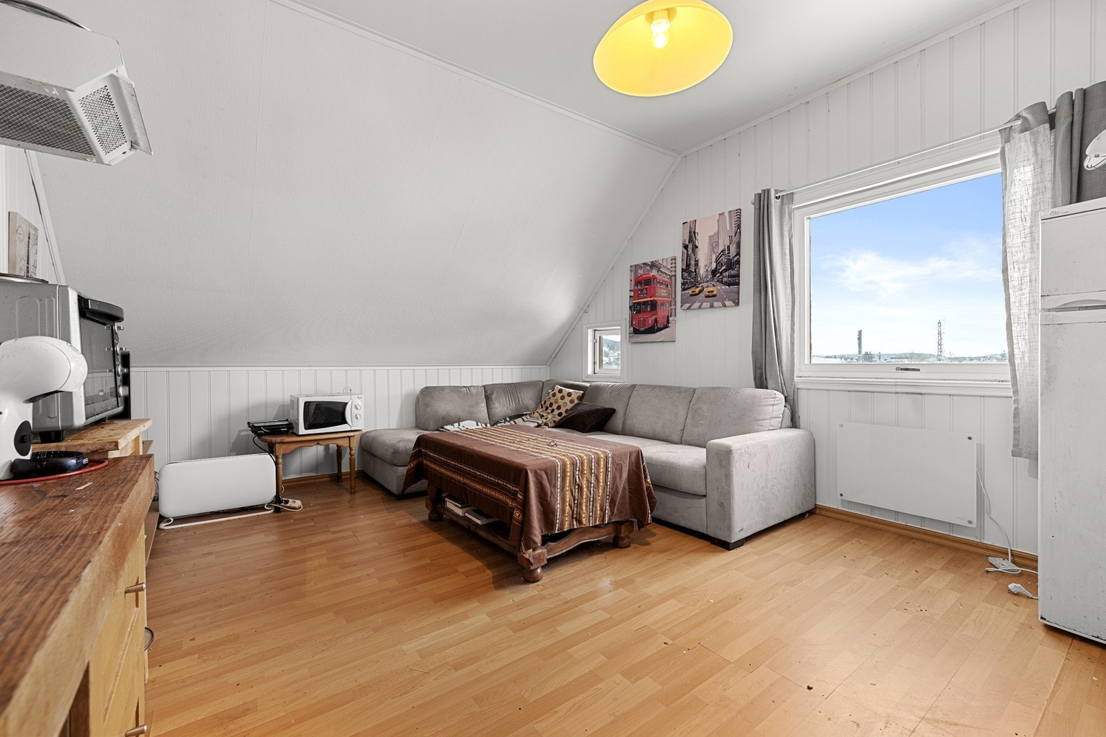 Stuen er lys med flere muligheter for møblering. Galleribilde