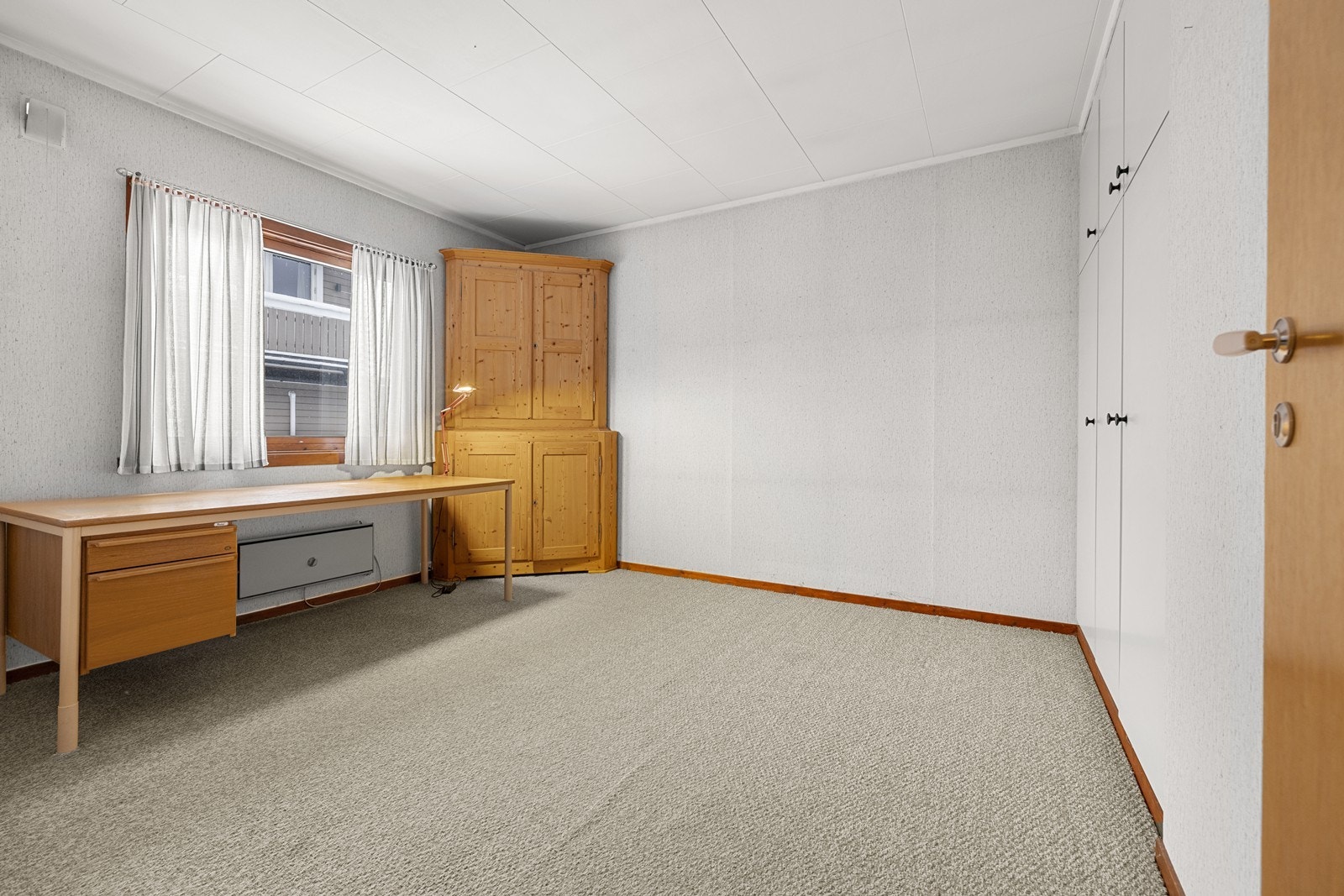 To lyse soverom som begge har teppegulv og tapetserte overflater. Galleribilde