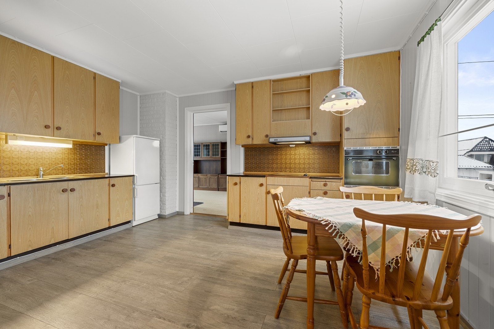 Kjøkkenet er et romslig område med naturlig plass til spisebord. Galleribilde