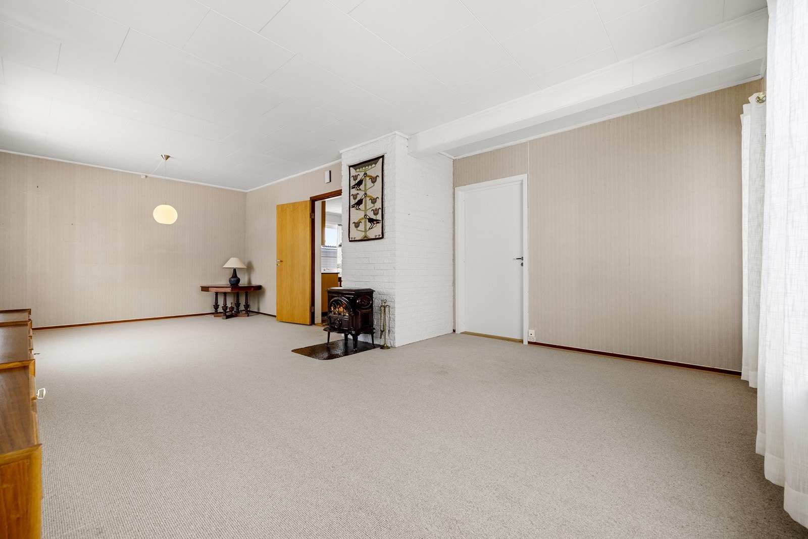 Stuen har en vedovn som gir lun stemning, mange vindusflater og rikelig med naturlig lys. Galleribilde