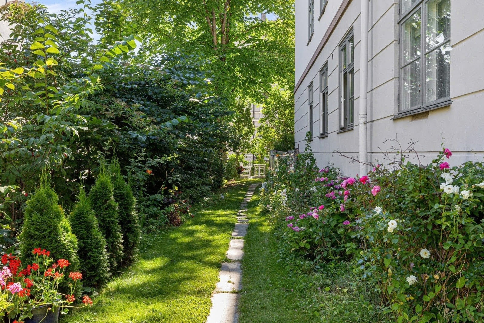 Hyggelig felles uteplass med både pergola og grøntområder som strekker seg rundt hele bygården. Galleribilde