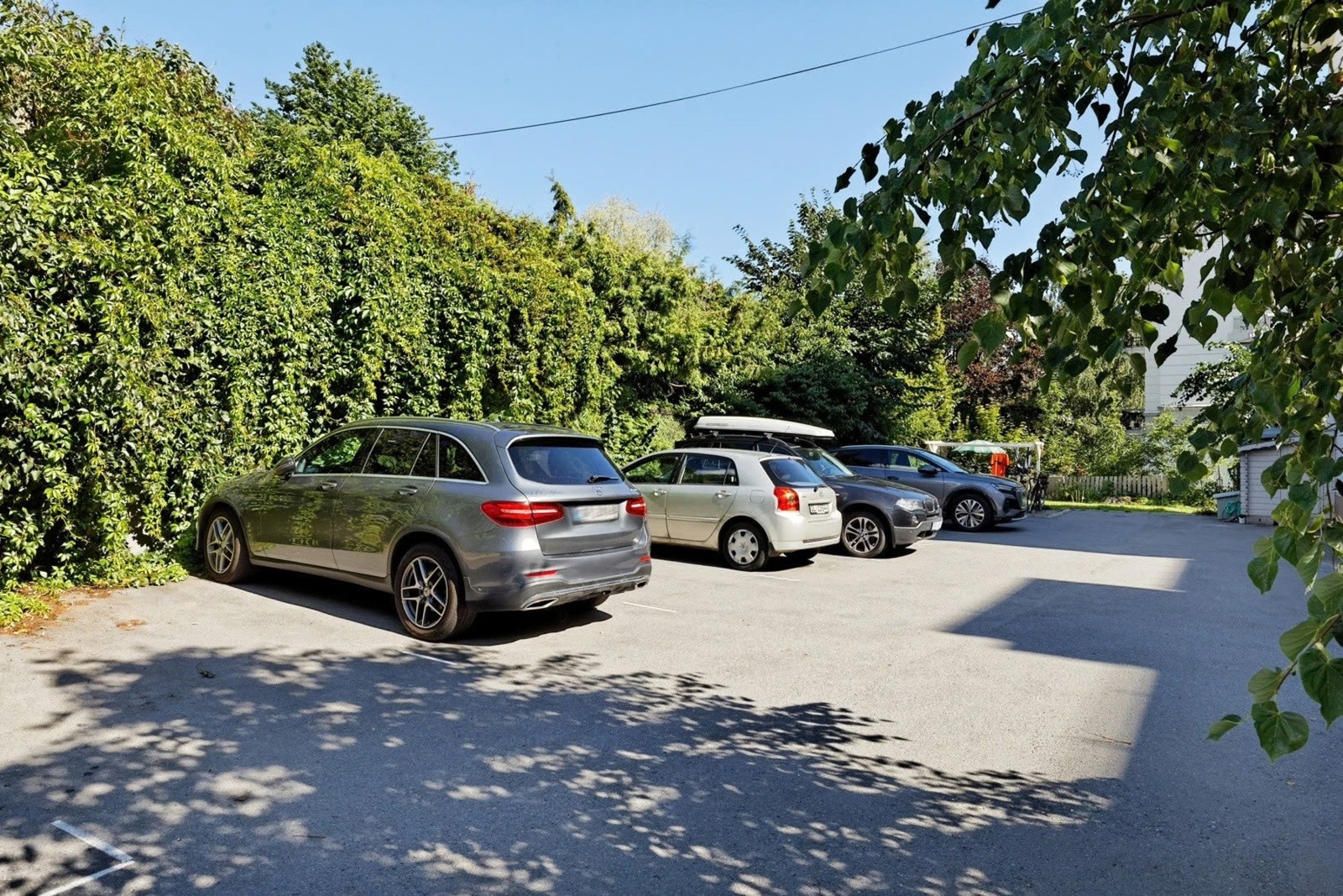 Borettslaget har 20 parkeringsplasser til leie etter venteliste. Galleribilde