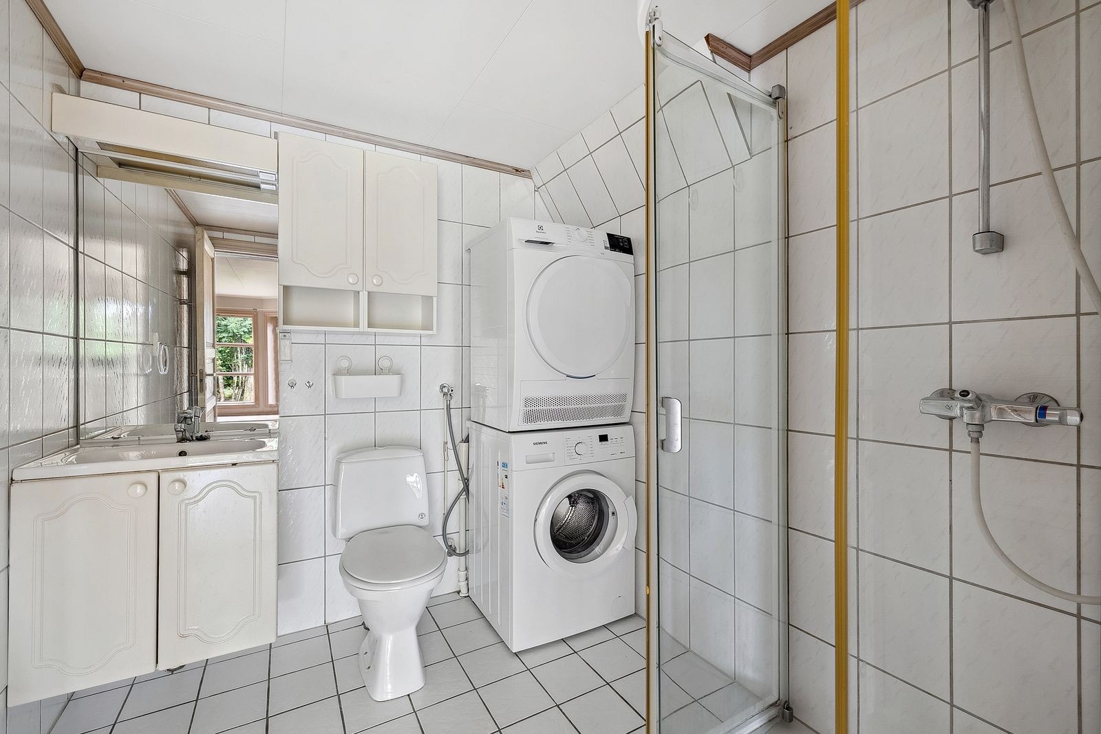 Sokkel 1: Pent flislagt bad med vaskemaskin og tørketrommel - ikke ledig Galleribilde