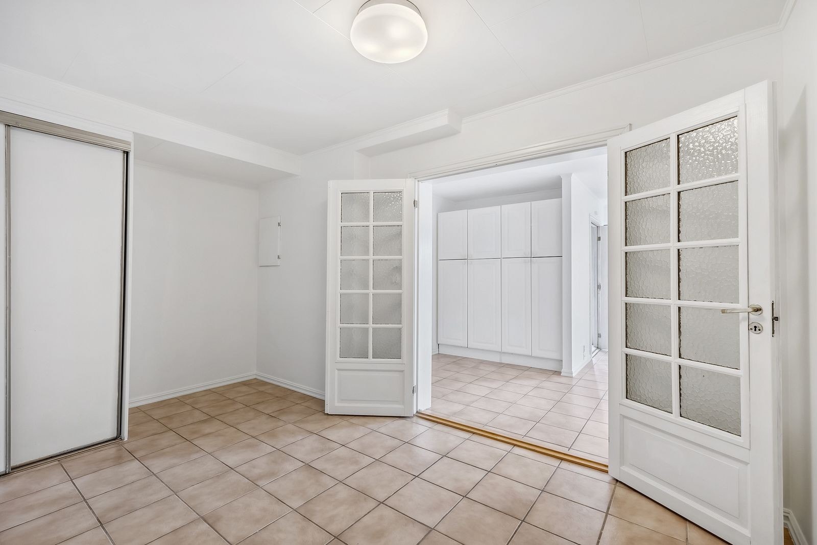 Sokkel 2: Soverom med skyvedørsgarderobe Galleribilde