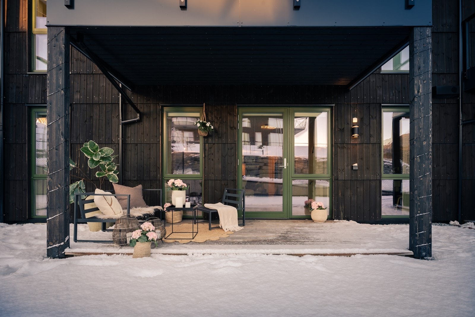 En naturlig forlengelse av oppholdsrommet som fungerer som et hyggelig uterom i sommerhalvåret. Galleribilde