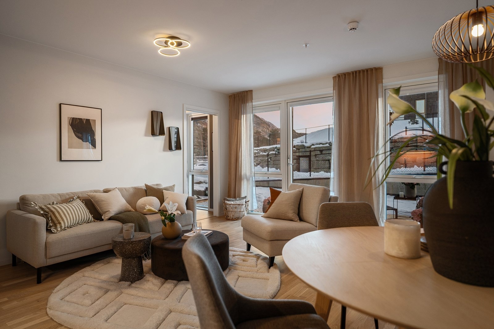 Det er gode møbleringsmuligheter med naturlige soner for både sofagruppe og spiseplass. Galleribilde