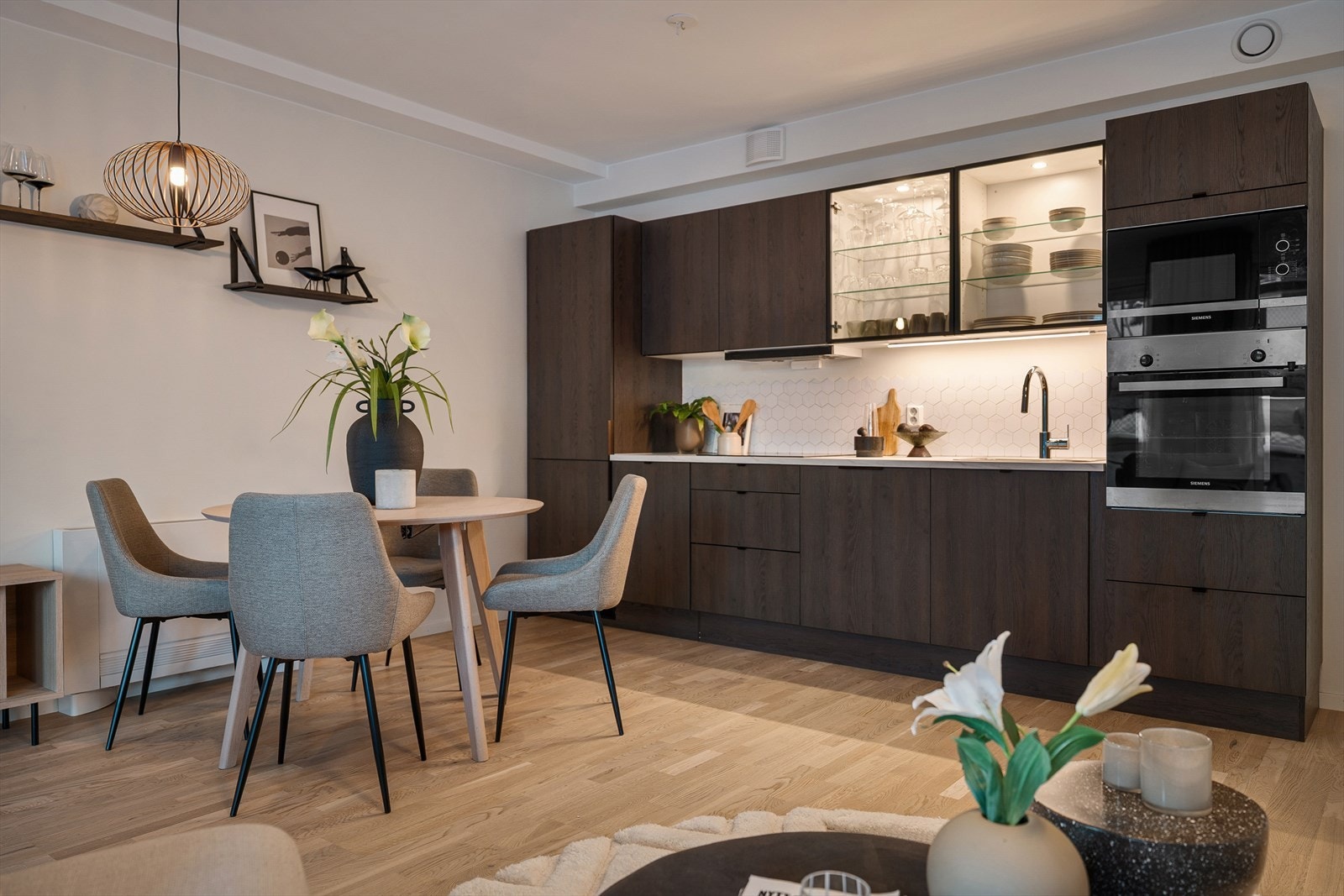 Videre er kjøkkenet utstyrt med laminert benkeplate, oppvaskkum i stål og integrerte hvitevarer bestående av kjøle-/fryseskap, oppvaskmaskin, stekeovn, mikrobølgeovn og induksjonstopp. Galleribilde