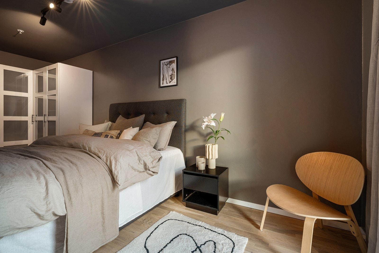 Soverom nr. 1, et naturlig hovedsoverom, måler ca. 12,05m². Galleribilde