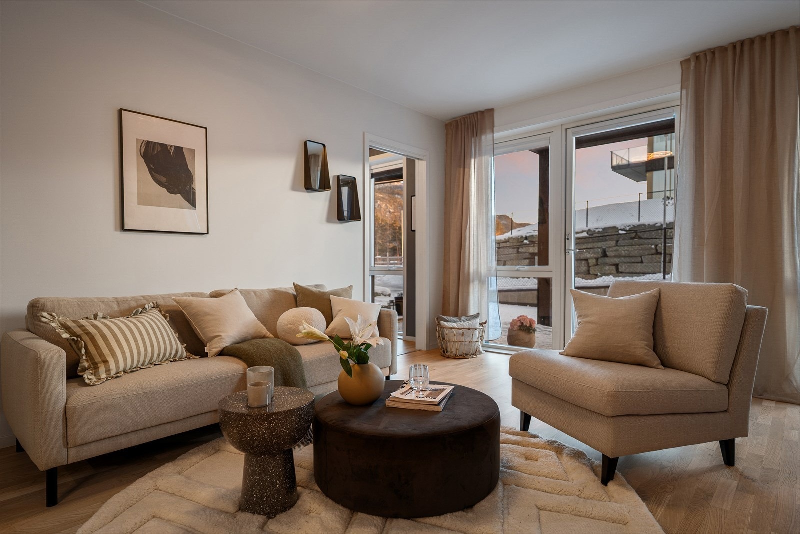 Sosial og åpen stue-/kjøkkenløsning på ca. 28,69 m². Galleribilde