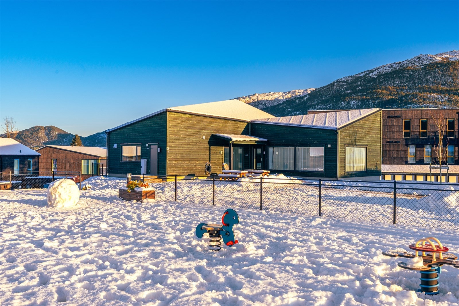 Felles eiet tomt som er pent opparbeidet med grøntareal, stier, felles grendahus m.m. Galleribilde