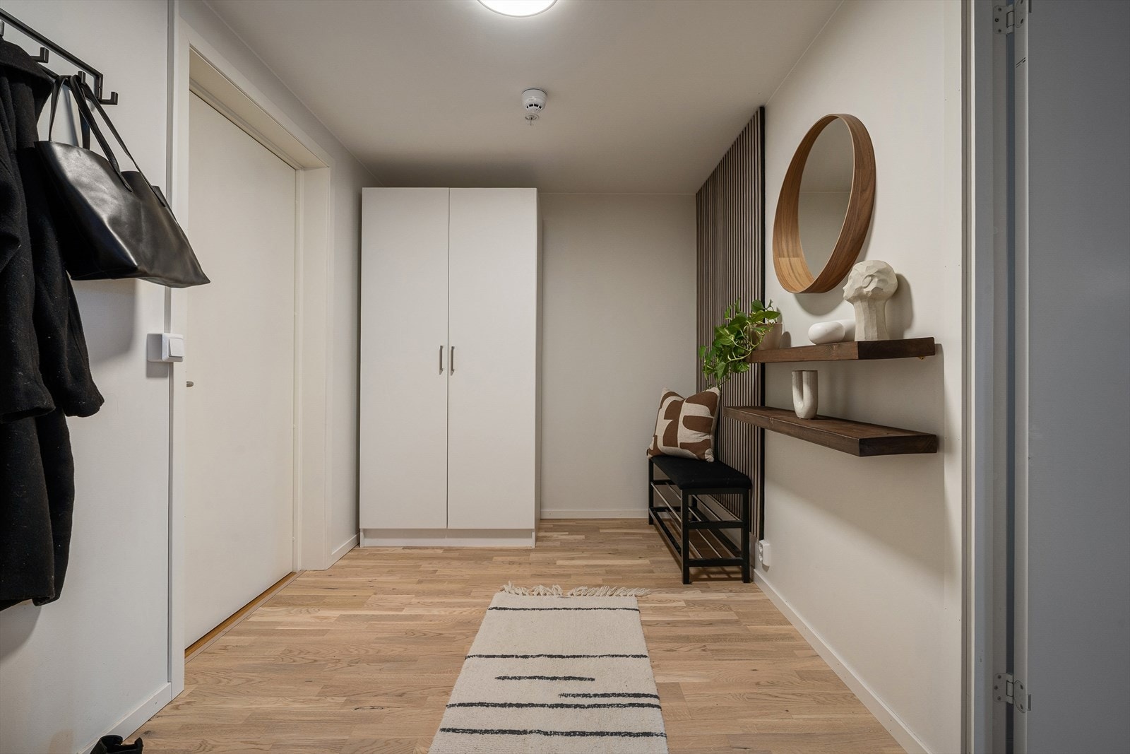 Her er det god plass til å innrede med en praktisk garderobeløsning. Galleribilde