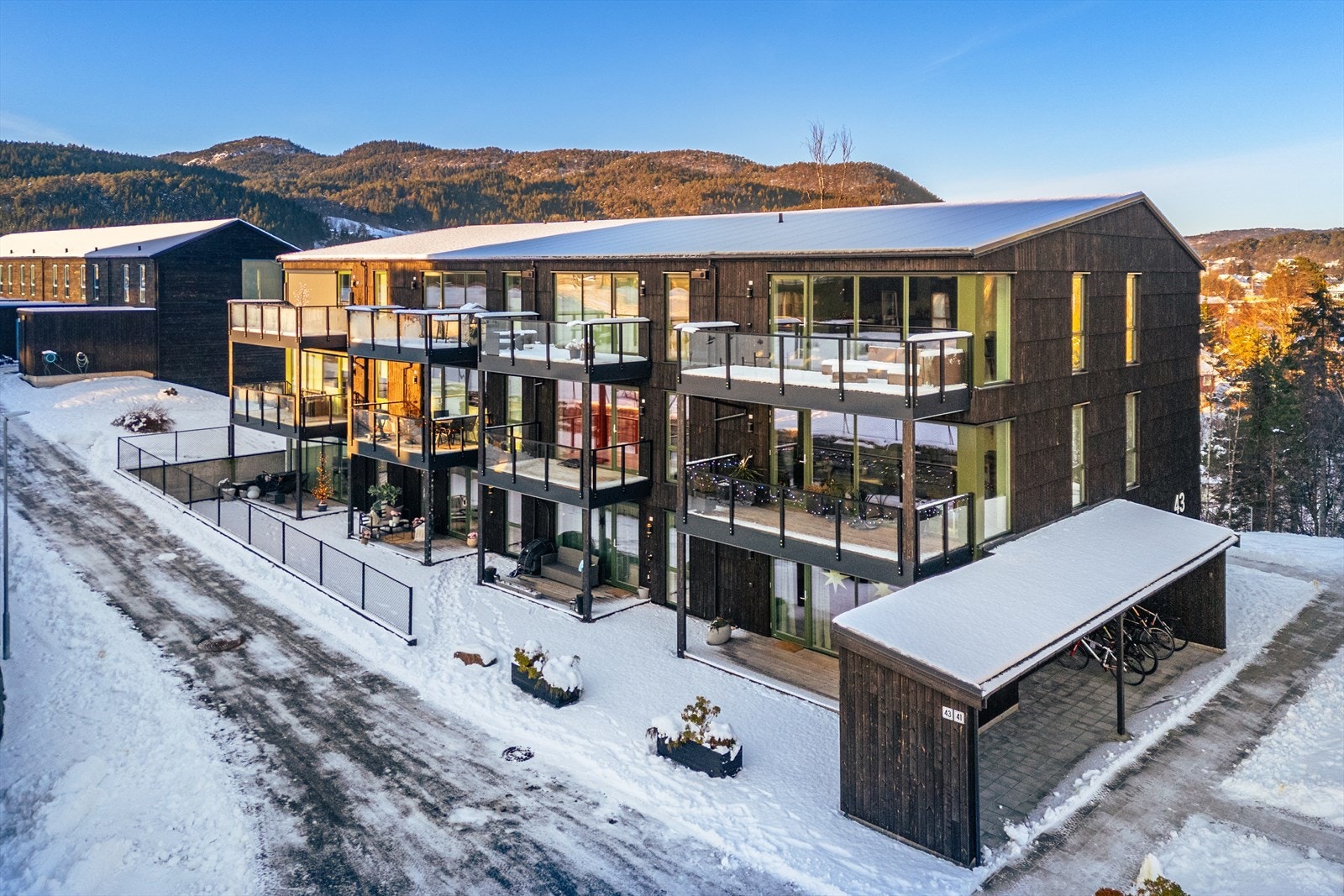 På Søfteland er det kort vei til det meste du måtte ønske deg av fasiliteter og servicetilbud, med Amfi Os kun 6 km unna. Galleribilde