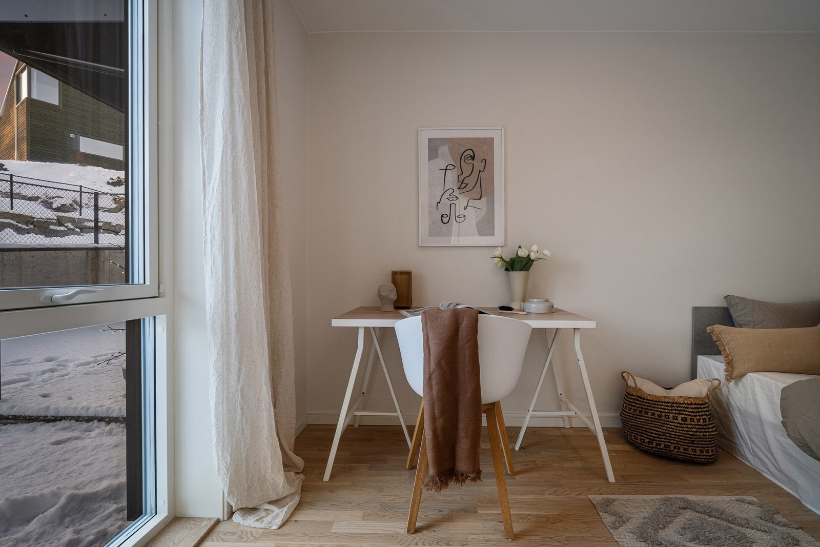 Rommet passer for øvrig ypperlig om barnerom eller hjemmekontor. Galleribilde