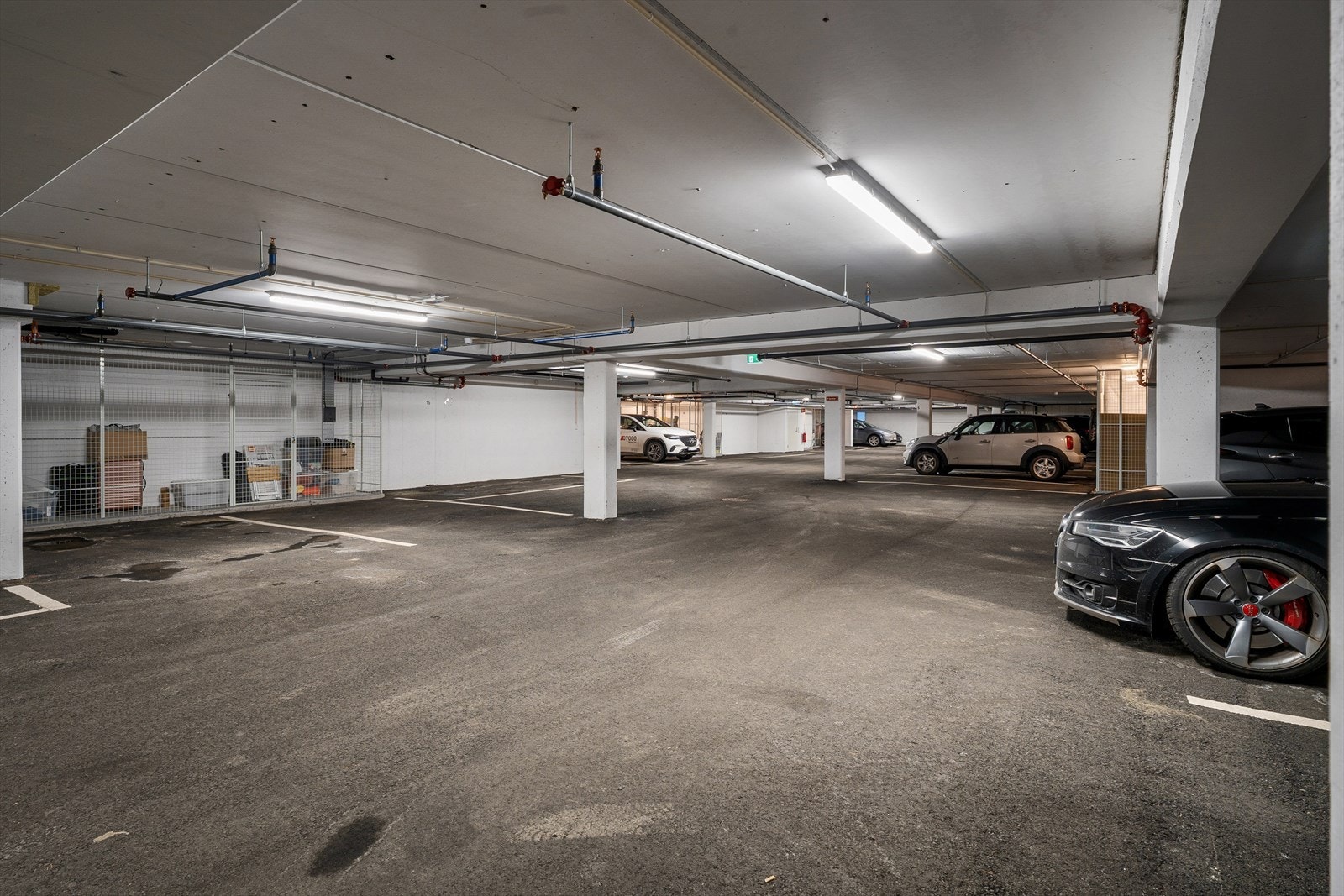 Det medfølger 2 faste parkeringsplasser i felles garasjeanlegg. Galleribilde