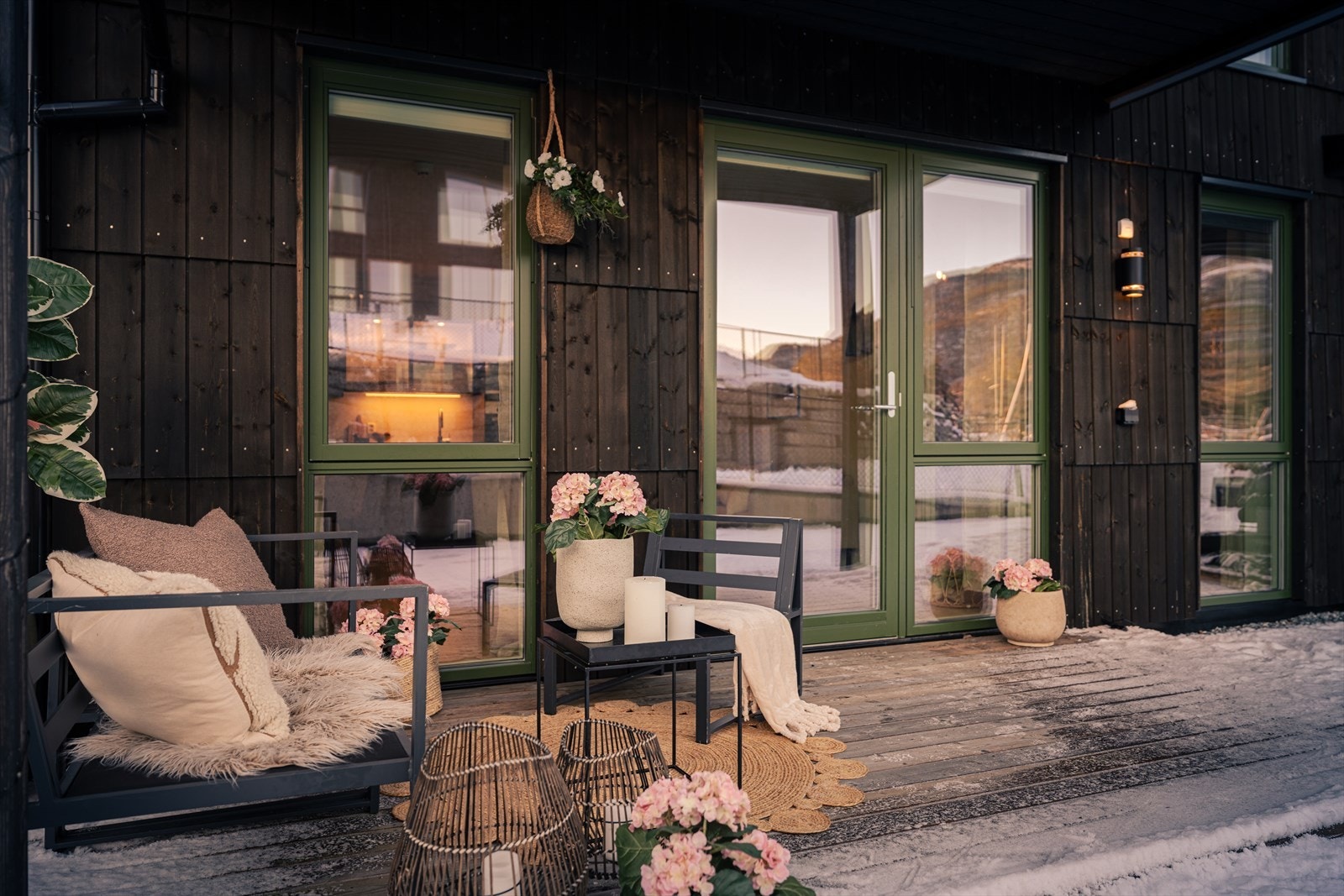 Fra oppholdsrommet er det utgang til en herlig markterrasse i tre på ca. 9,2 m² Galleribilde