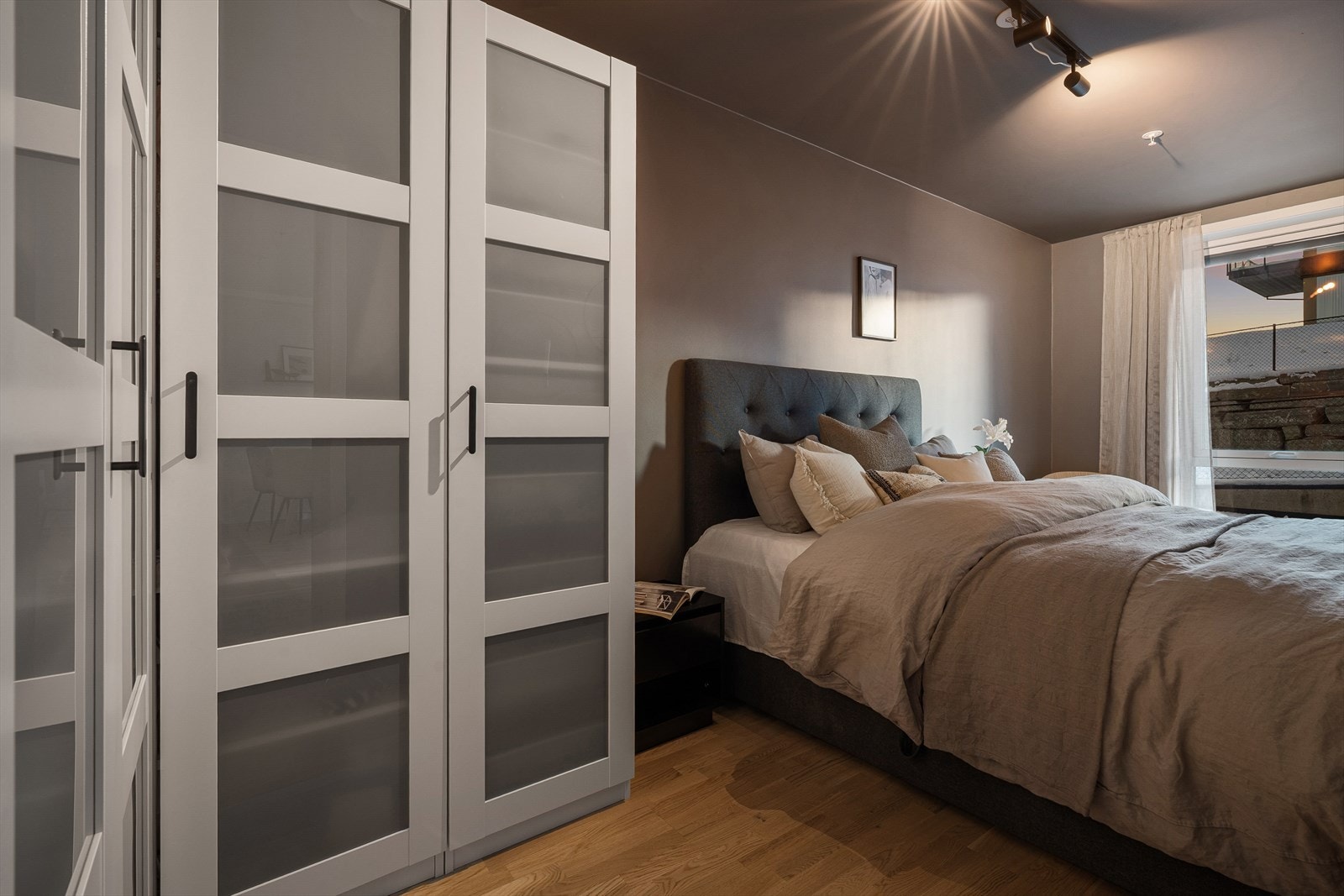 Rommet har god plass til dobbelseng, nattbord og en romslig garderobe. Galleribilde