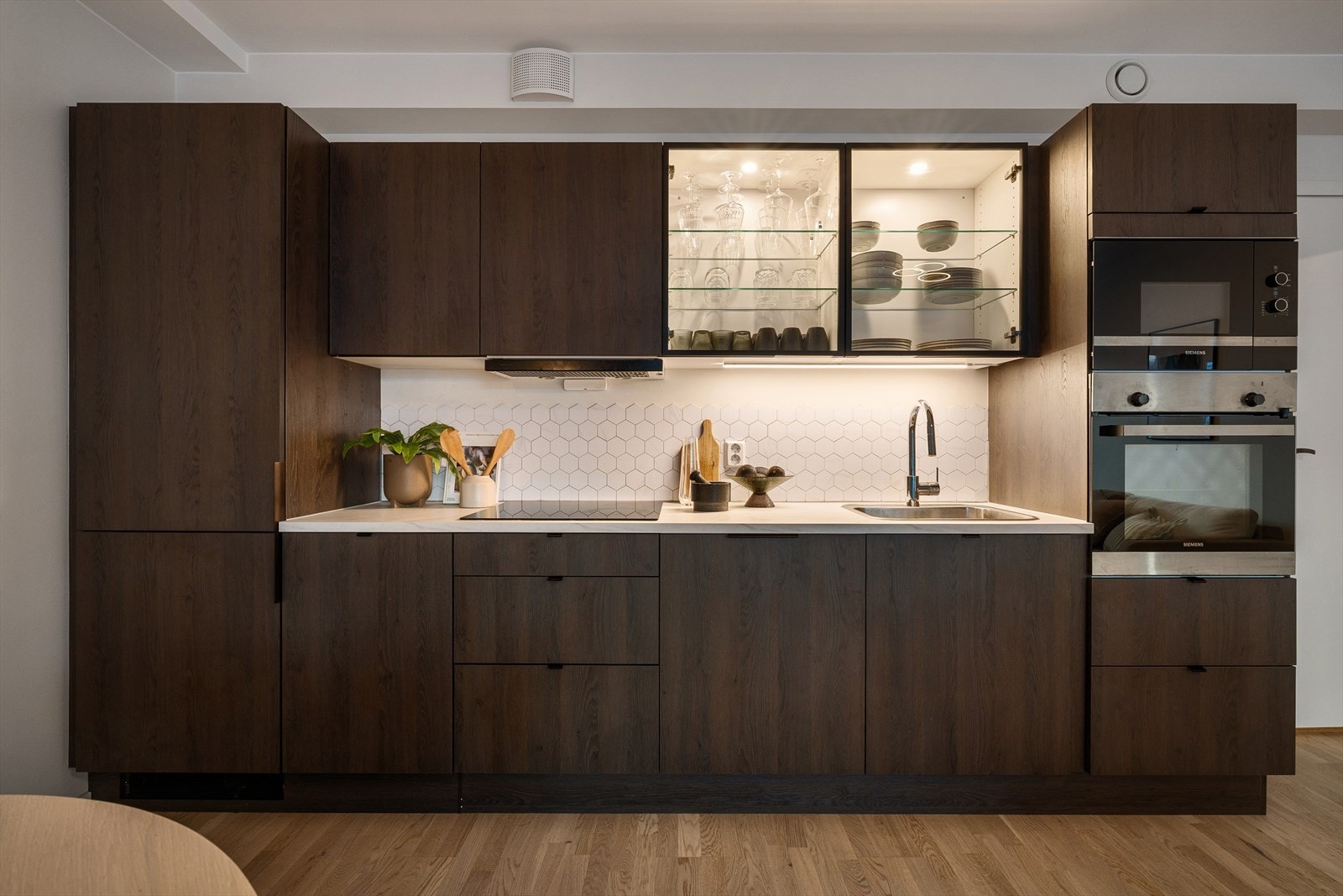 Et funksjonelt og innbydende kjøkken med god arbeidsplass og et gjennomført uttrykk. Galleribilde