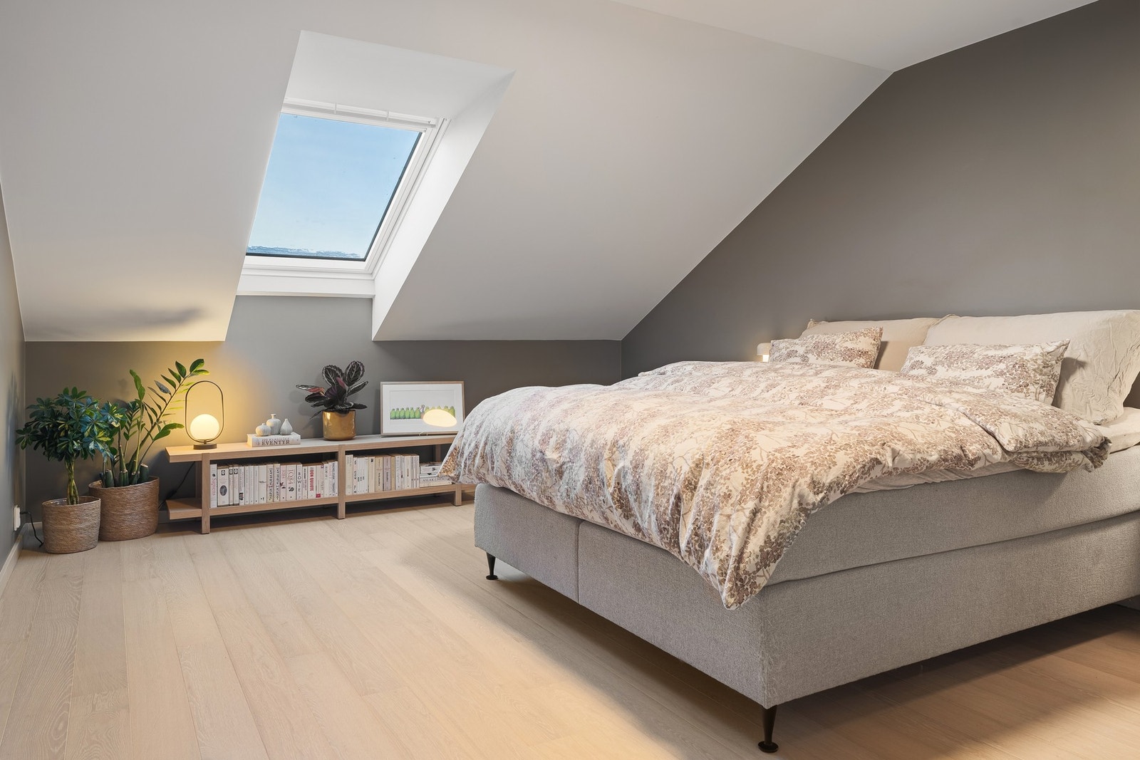 Hovedsoverom. Velux takvinduer fra 2023 på begge soverom, utstyrt med lystette plissègardiner. Galleribilde