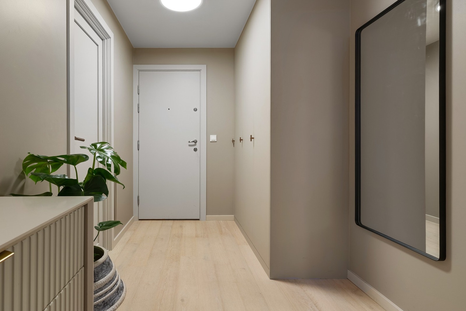 Defigo appstyrt porttelefon med fjernstyring via mobiltelefon. Plassbygget garderobeløsning med gode lagring og oppbevaringsmuligheter. Galleribilde