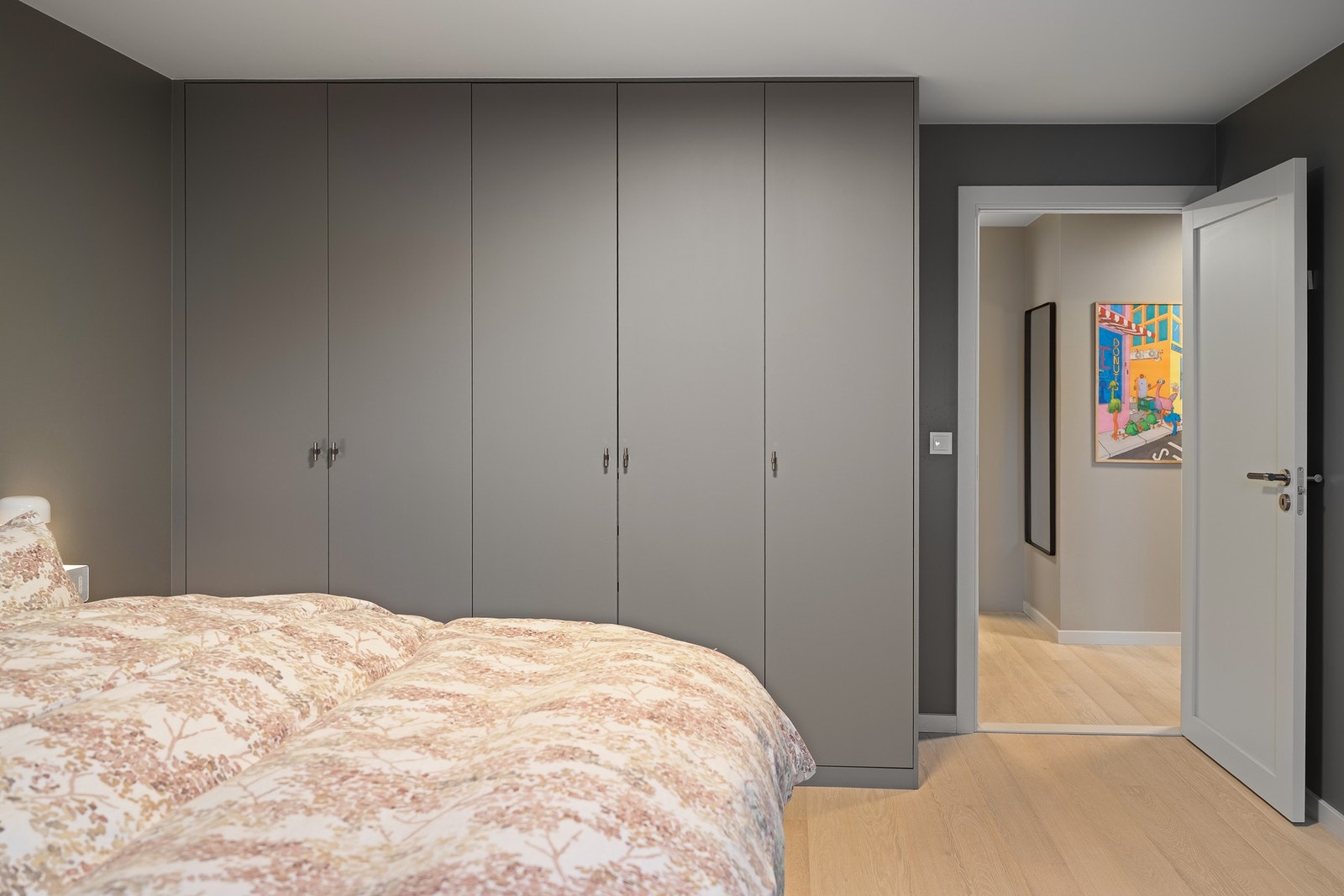 Begge soverom har plassbygde garderobeskap malt i samme farge som veggene. Galleribilde