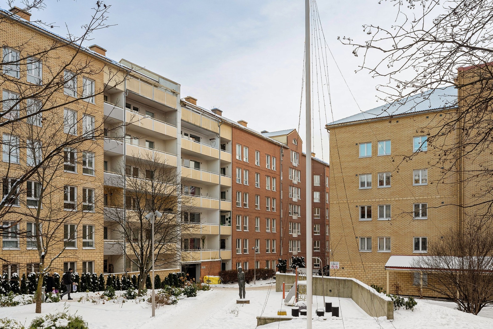 Sameiet har felles, koselig bakgård med blant annet sittegrupper og lekeapparat. På sommertid er denne grønn og frodig med trær og beplantning. Galleribilde