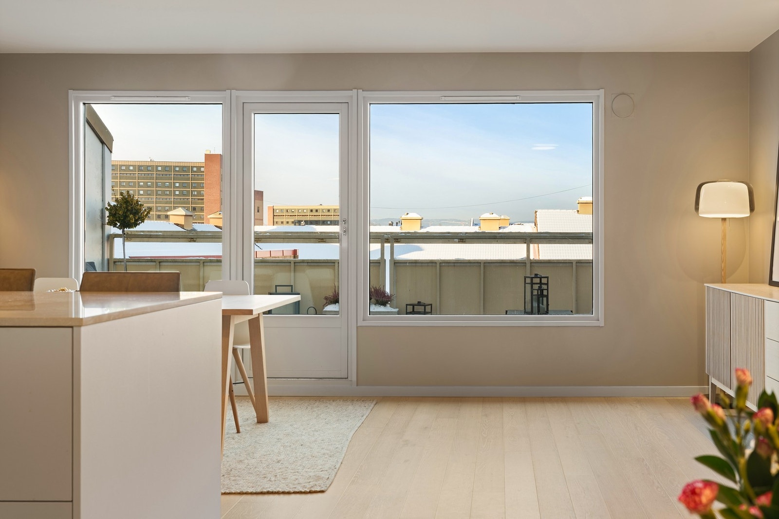 Gulvoverflater består av lys 1-stav hvitoljet eikeparkett fra 2023. Galleribilde