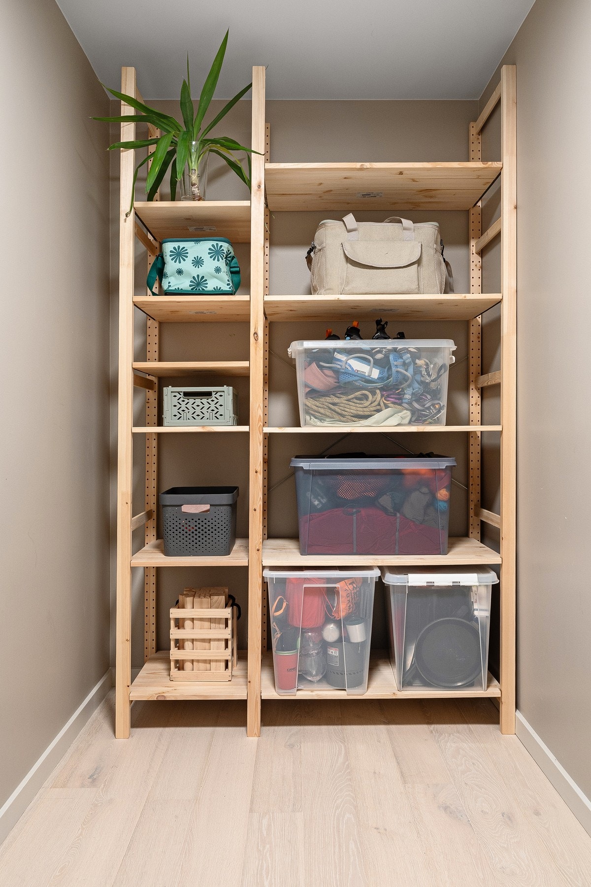 Romslig innebod med plass til hyllesystem/oppbevaringssystem etter ønske. Galleribilde