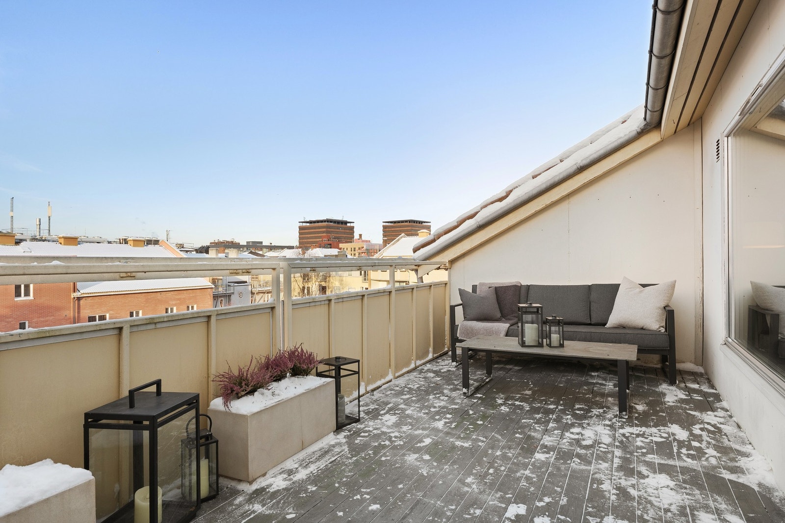 Takterrassen er vestvendt og har et areal på hele 16 m². Her får du ettermiddag- og kveldssol. Galleribilde