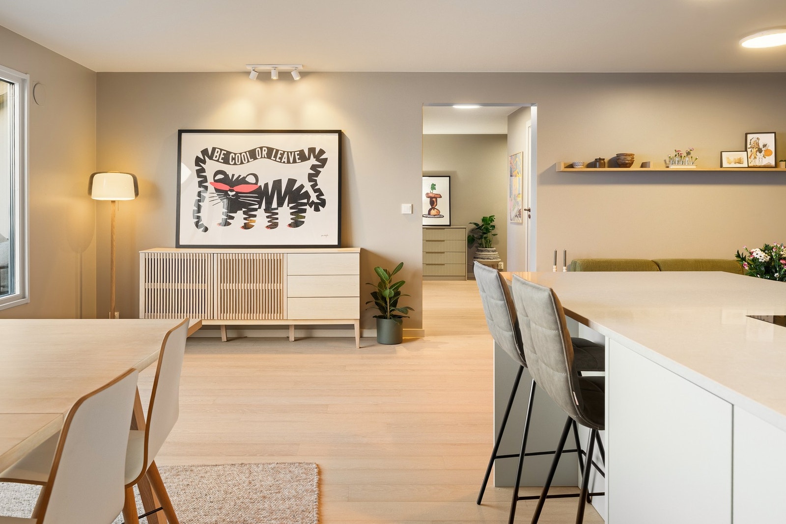 Vegger og himlinger består av malt betong og malte plater. Galleribilde