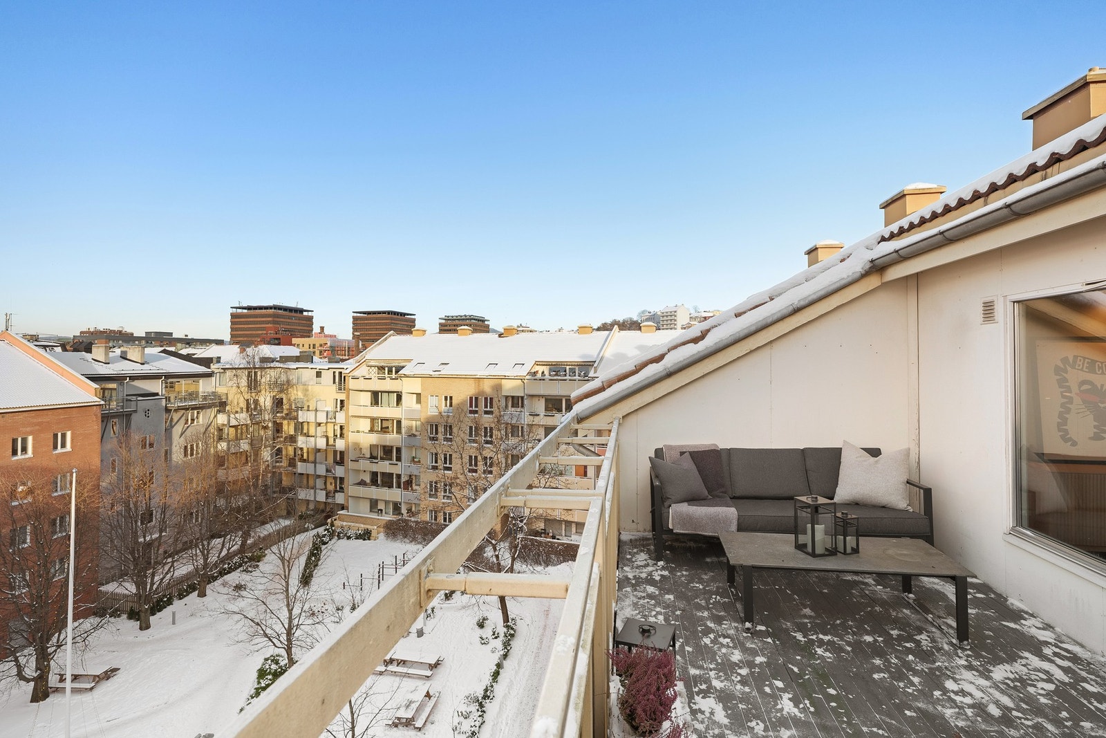 Terrassen vender mot rolig miljøgate og flott opparbeidet indre gårdsrom. Galleribilde