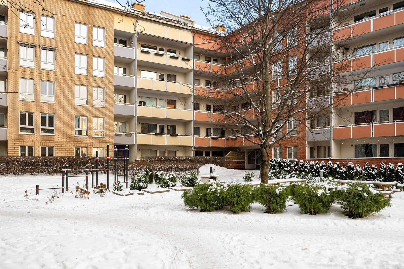 Sameiet har felles, koselig bakgård med blant annet sittegrupper og lekeapparat. På sommertid er denne grønn og frodig med trær og beplantning. Galleribilde