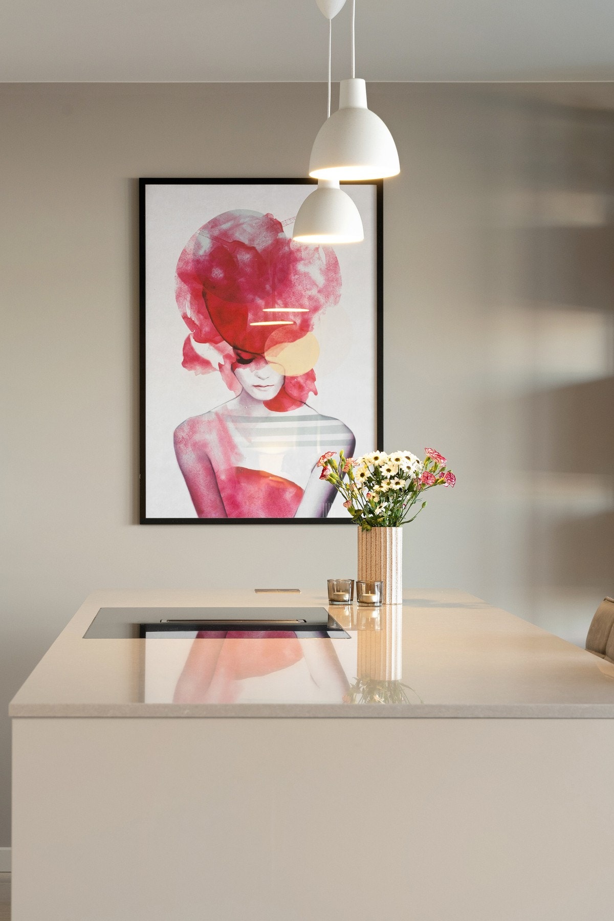 AEG kjøkkenventilator med kullfilter integrert i Induksjonstoppen. Galleribilde