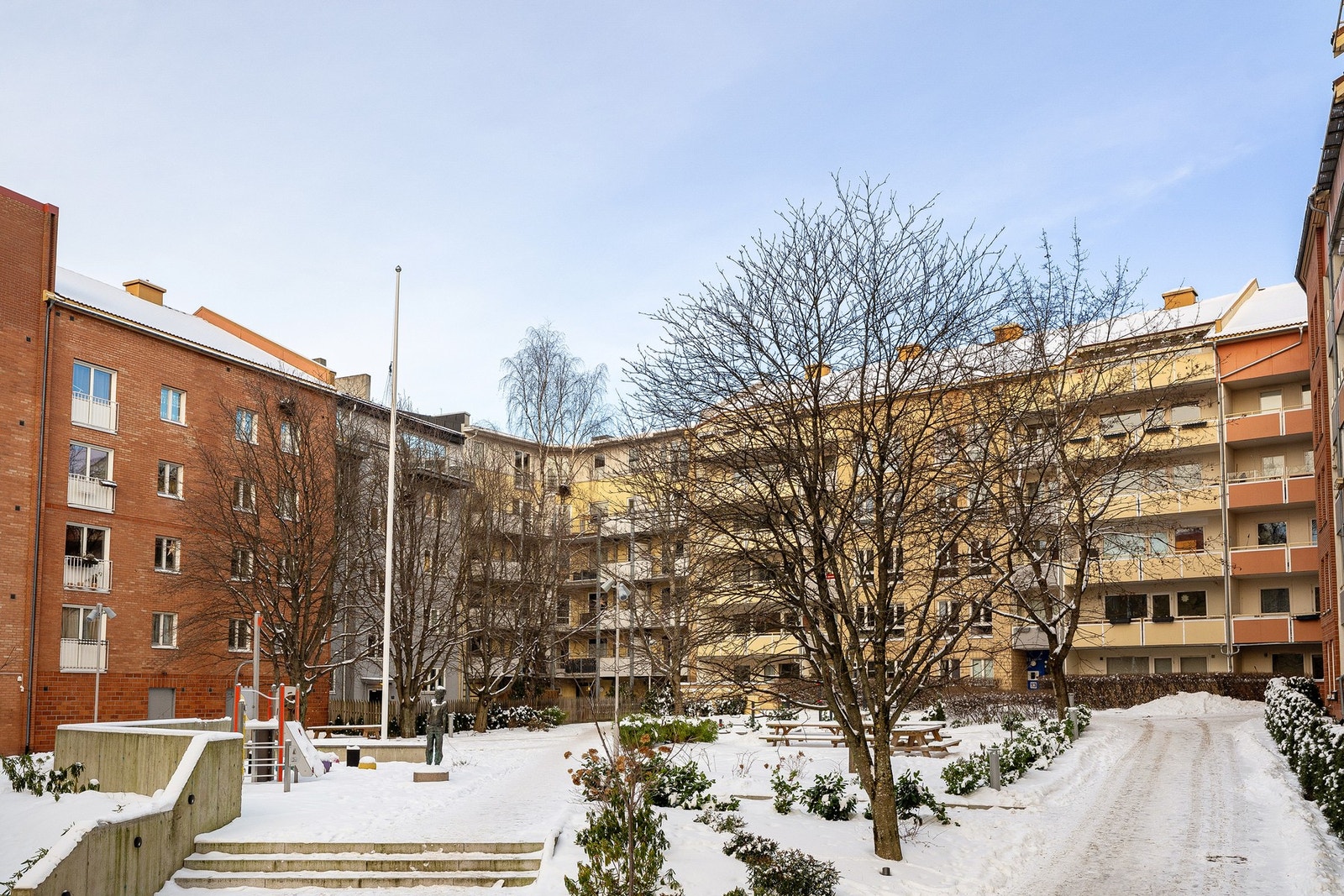 Boligblokk fra 1989 over 7 etasjer og underjordisk garasjeanlegg med heis mellom etasjene. Galleribilde