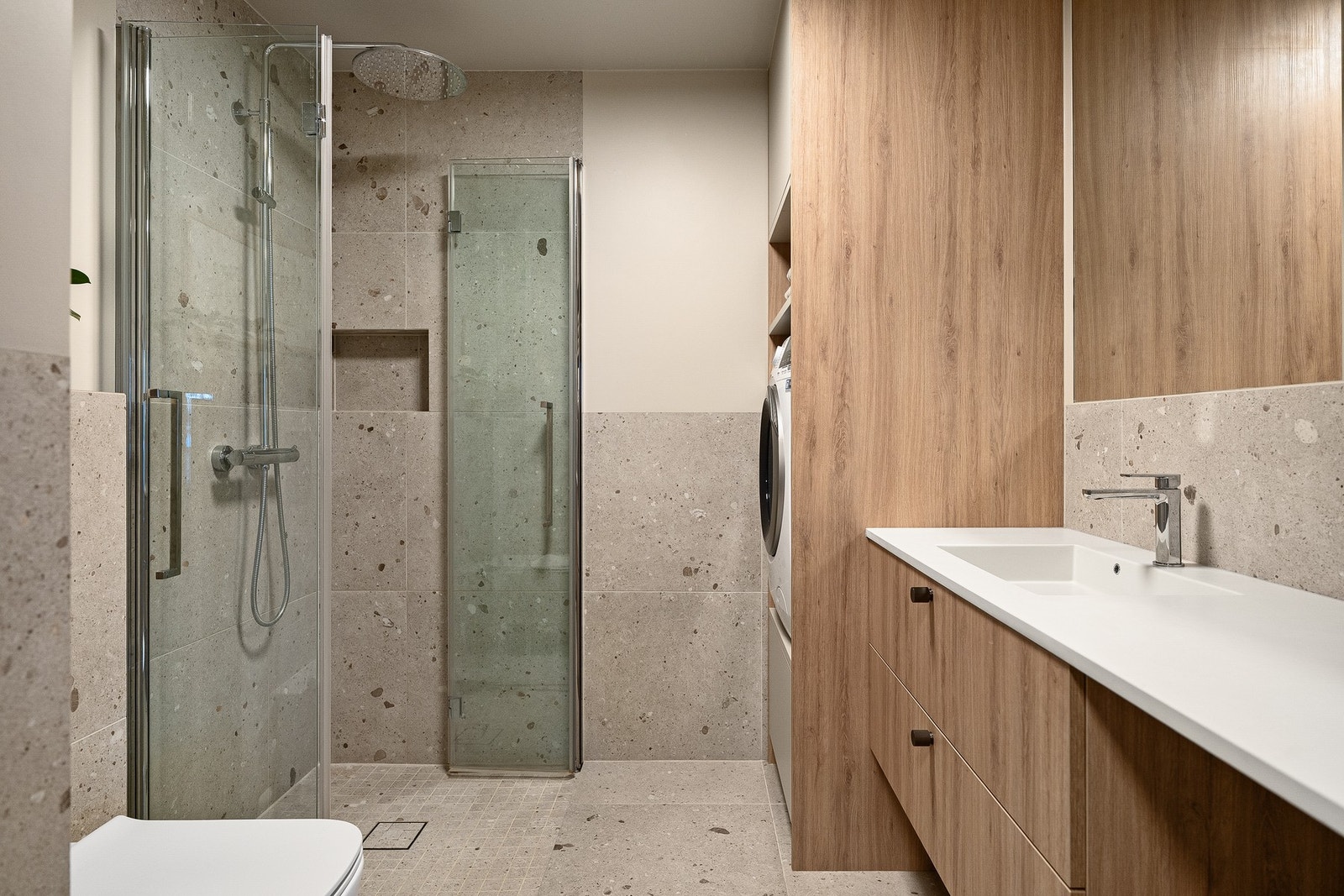 Elegant og helfliset bad med opplegg for vaskemaskin/tørketrommel - rehabilitert i 2023. Galleribilde