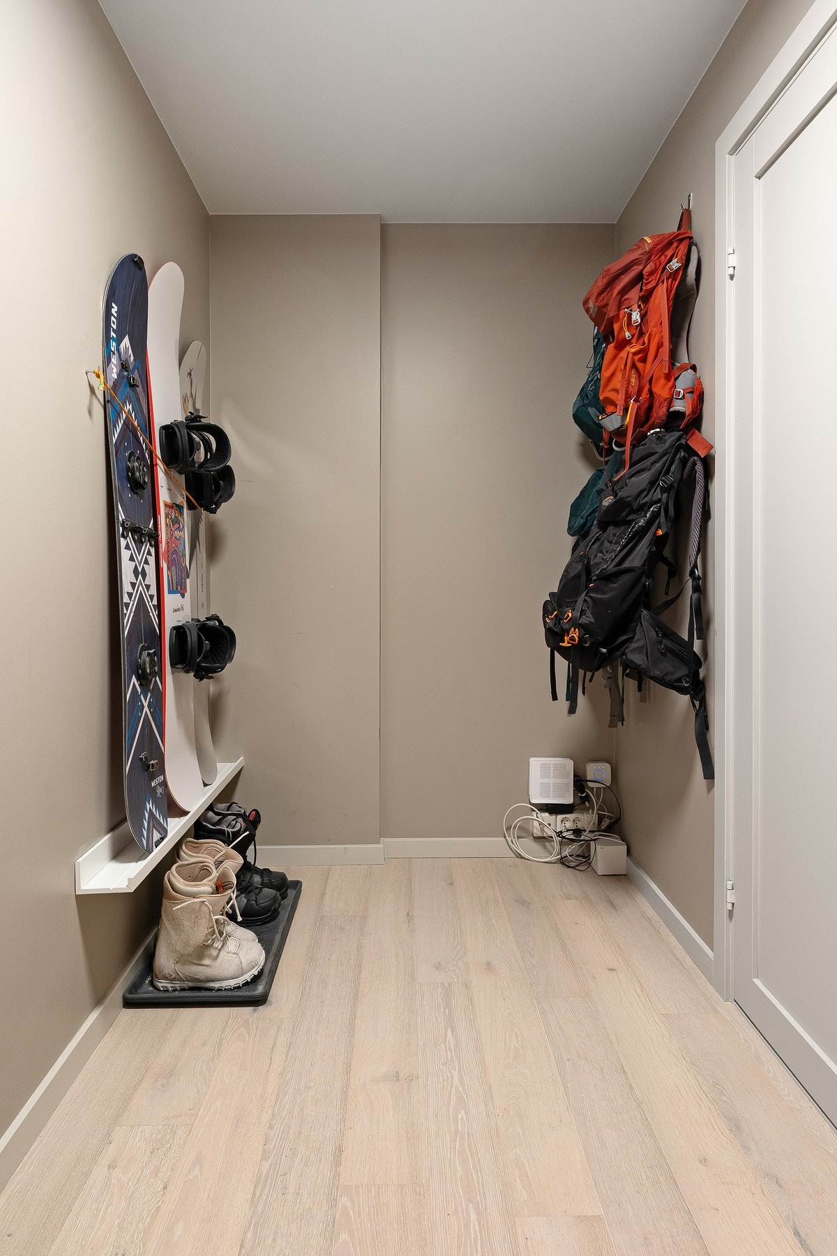 Romslig innebod med plass til hyllesystem/oppbevaringssystem etter ønske. Galleribilde