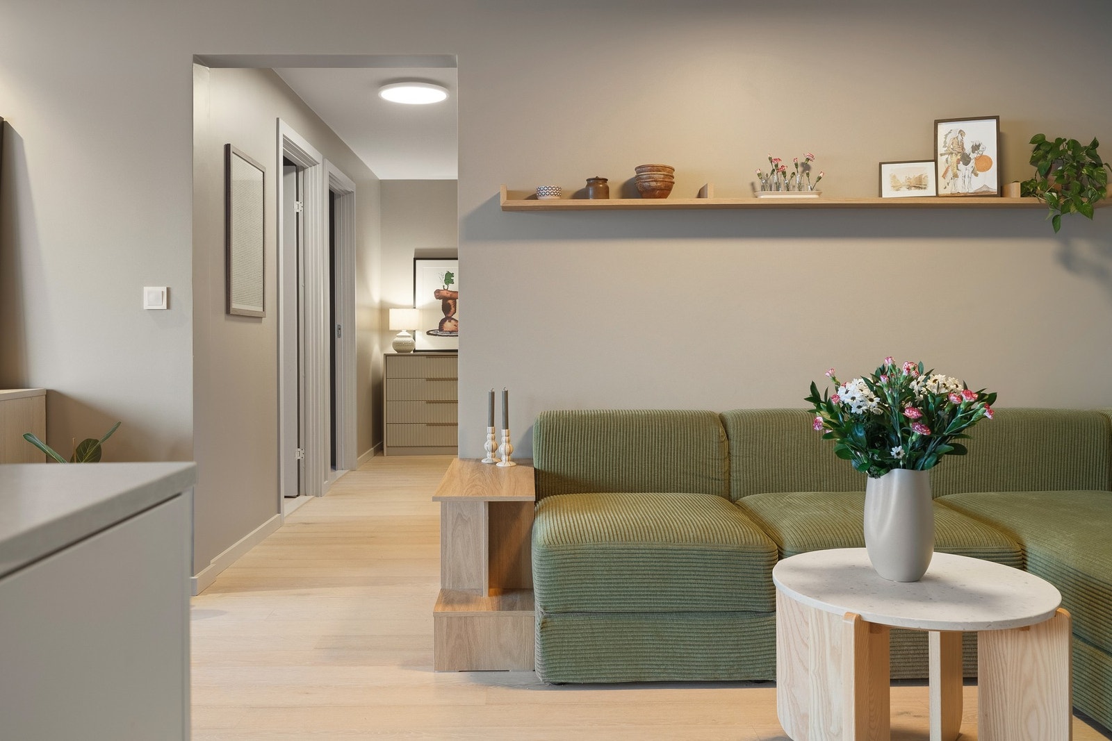 Nye Philips Hue taklamper medfølger med appstyring og fjernbetjening - montert i 2023 og 2025. Galleribilde