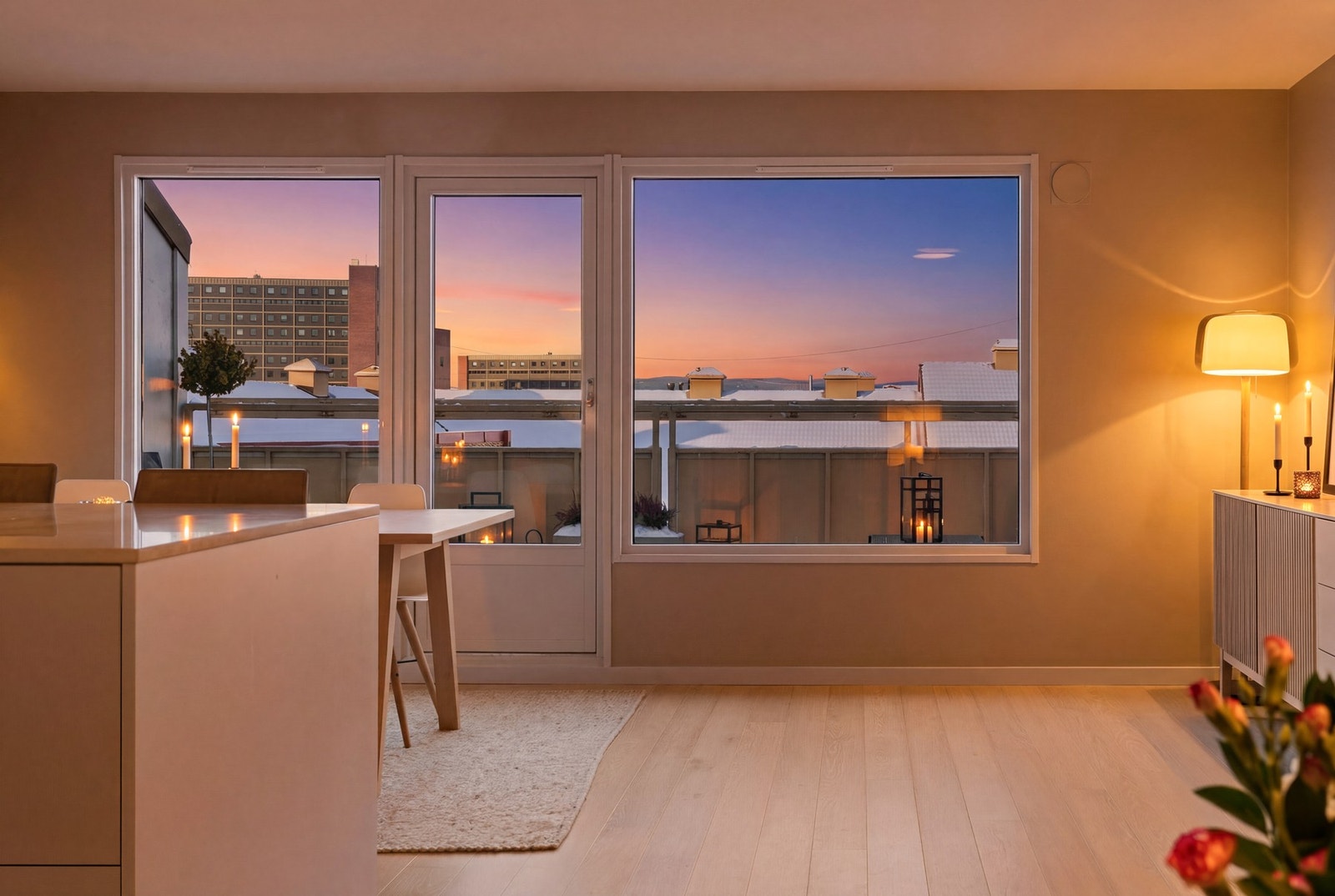 Her kan solnedgangen nytes, helt privat! Det gjøres oppmerksom på at kveldsbilder er AI generert og kan avvike fra faktiske lysforhold. Galleribilde