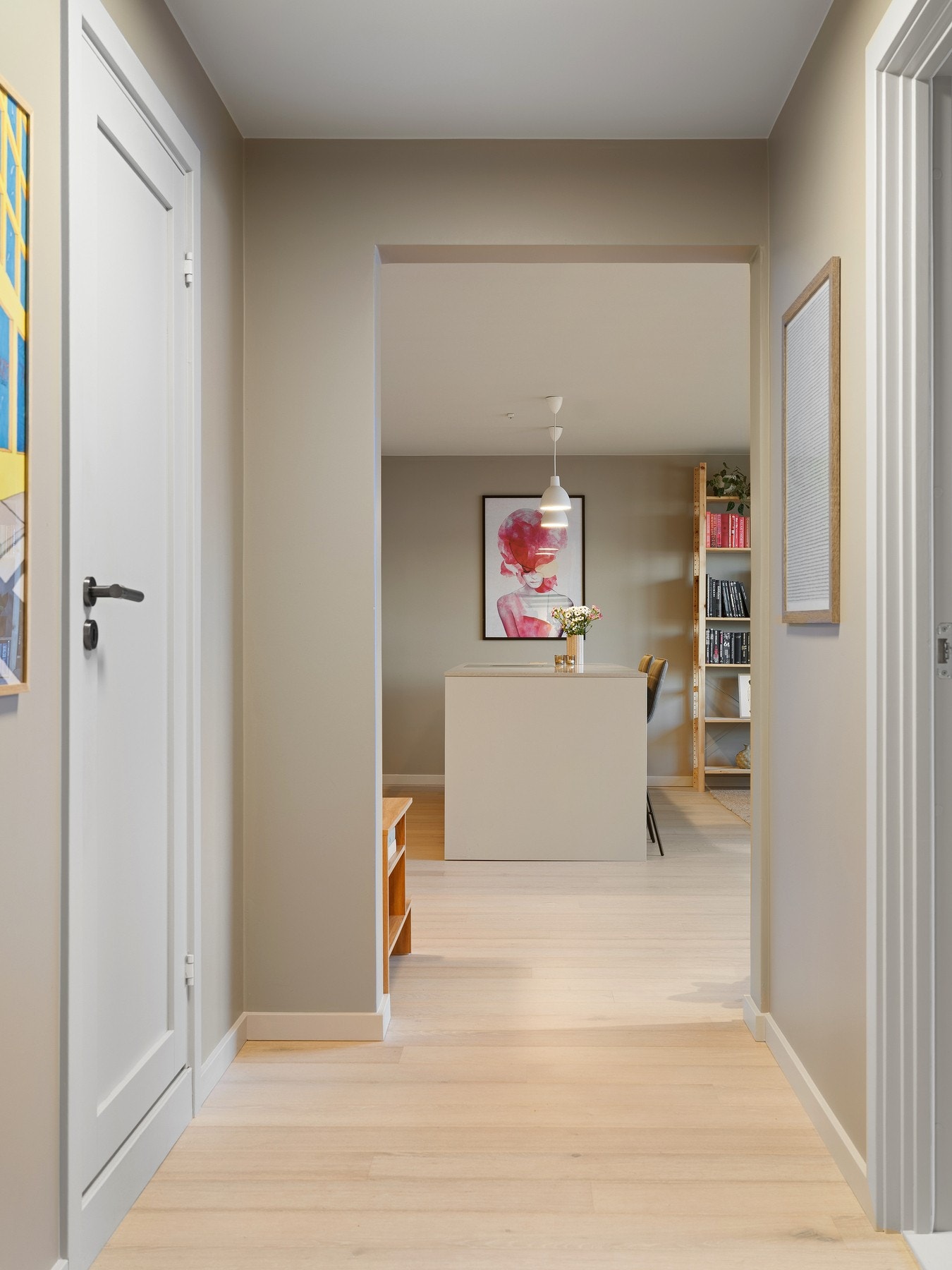 Malte innedører og karmer med dempelister fra 2023. Dørhåndtak, børstet rose gull fra OKS Home. Galleribilde