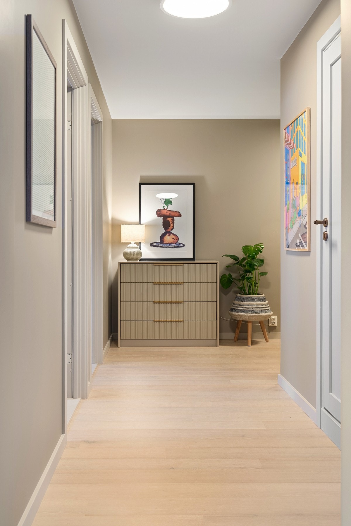 Leiligheten har en fin oppdeling med mellomgang med tilgang til samtlige av boligens rom. Galleribilde