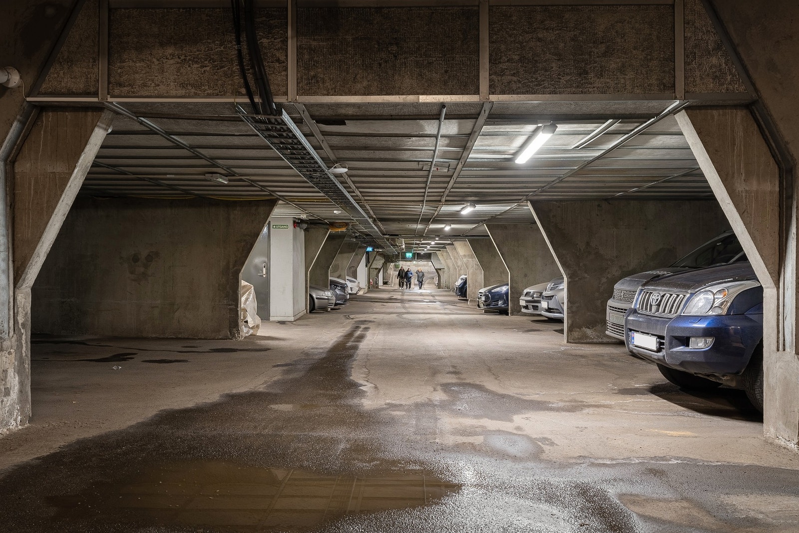 Det er muligheter for å leie garasjeplass i sameiet (Se mer info i salgsoppgaven). Galleribilde