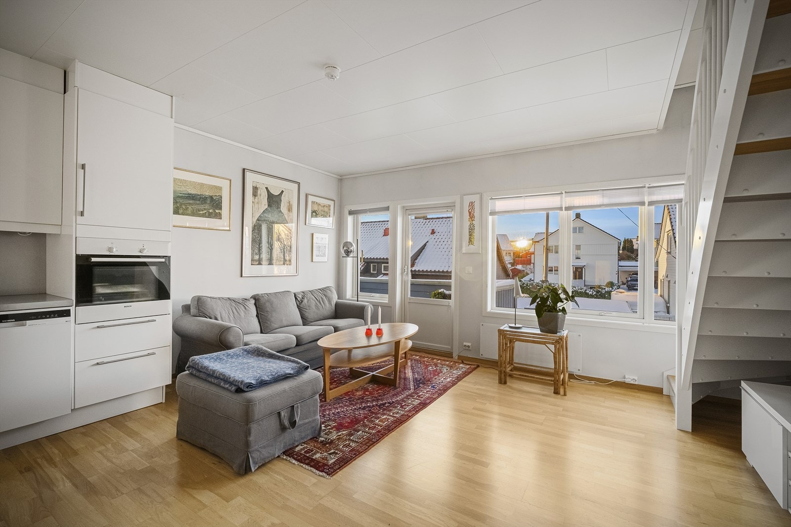 Utgang til sørvestvendt veranda med gode solforhold Galleribilde