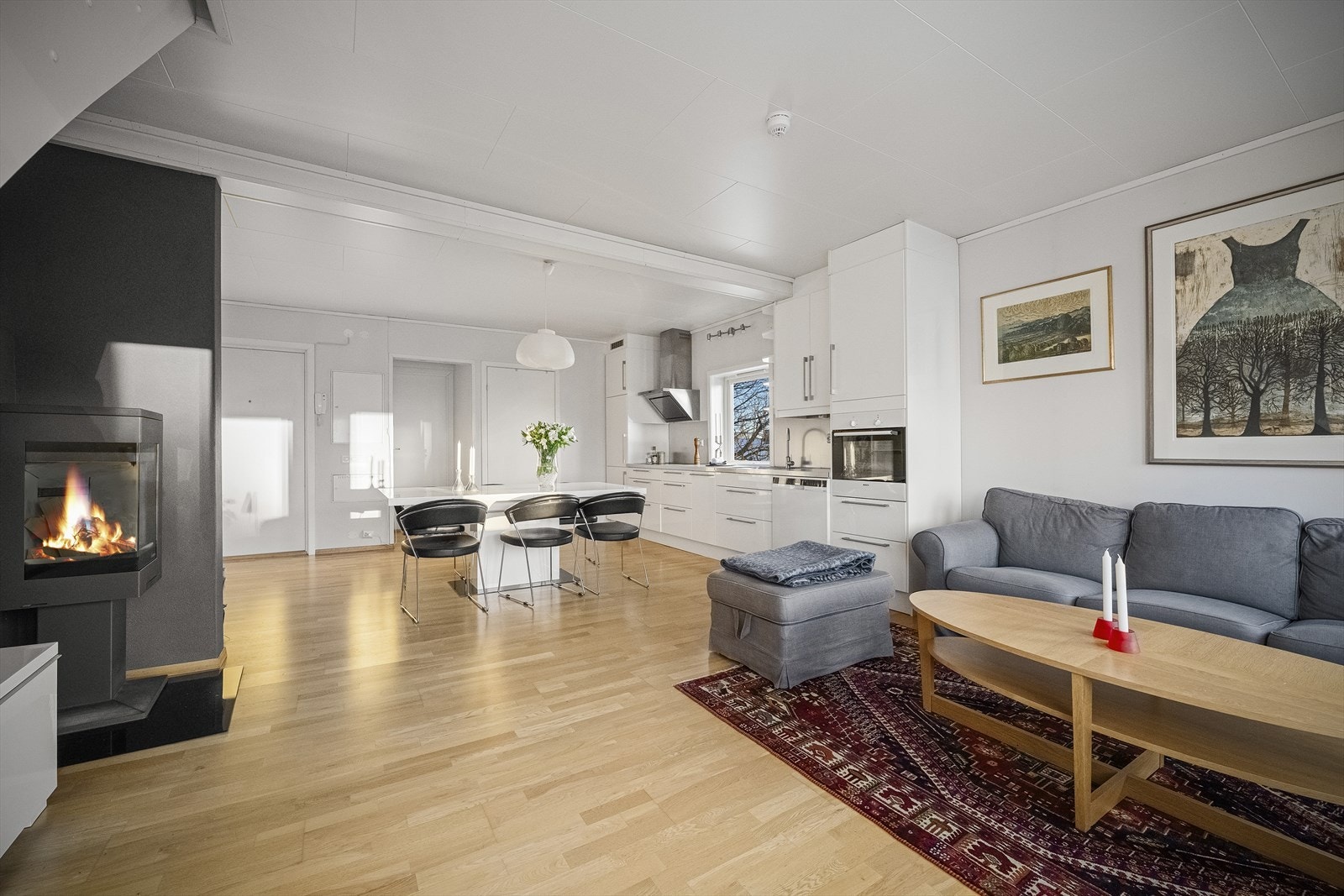 Lys, fin leilighet med moderne standard. Åpen stue/kjøkkenløsning Galleribilde