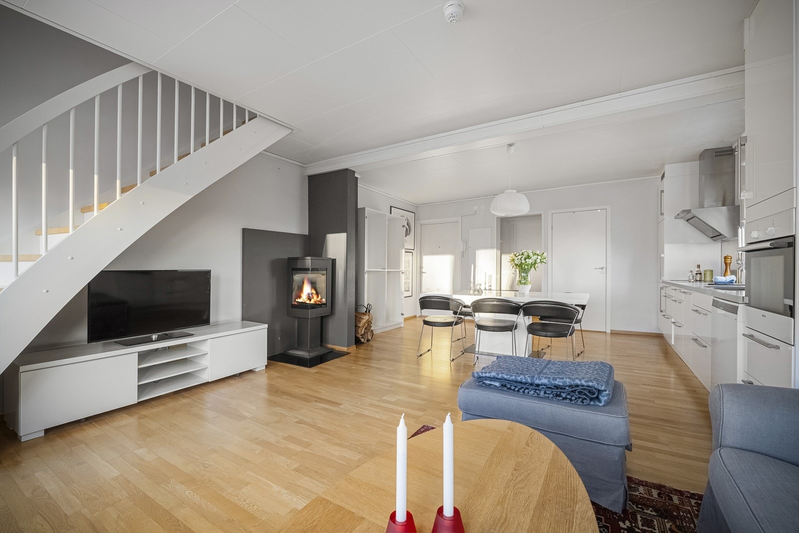 Vedovn. Lyst, pent kjøkken med integrerte hvitevarer. Porttelefon. Parkett på gulv+++ Galleribilde