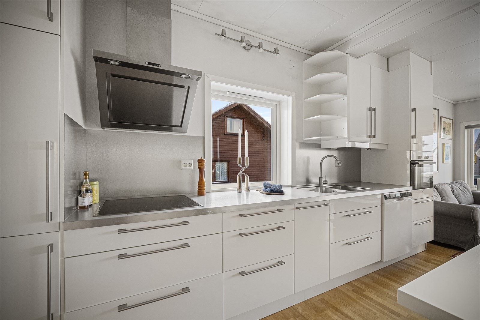 Kjøkkenet har god skap- og benkeplass Galleribilde