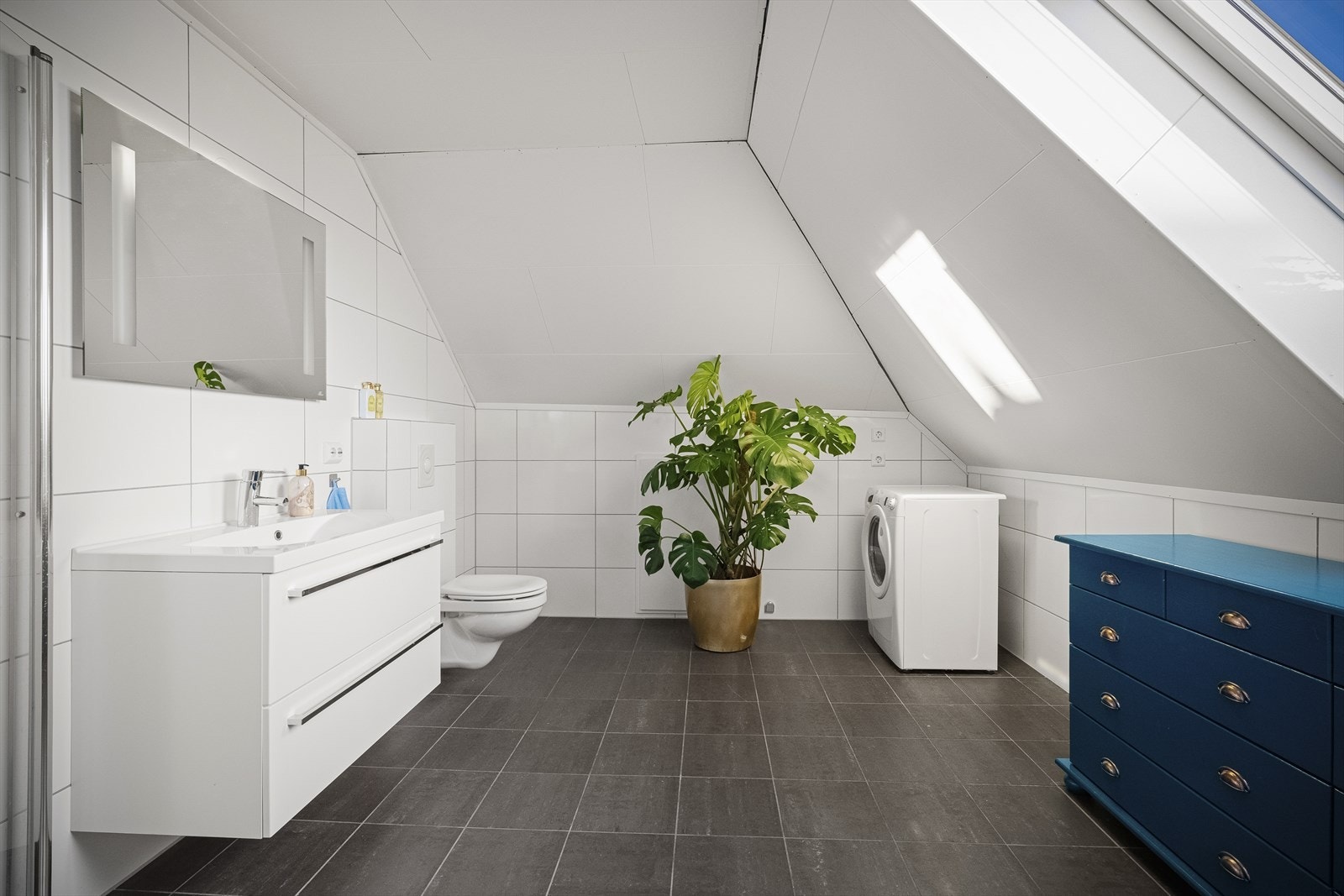 Romslig bad i loftsetasje Galleribilde