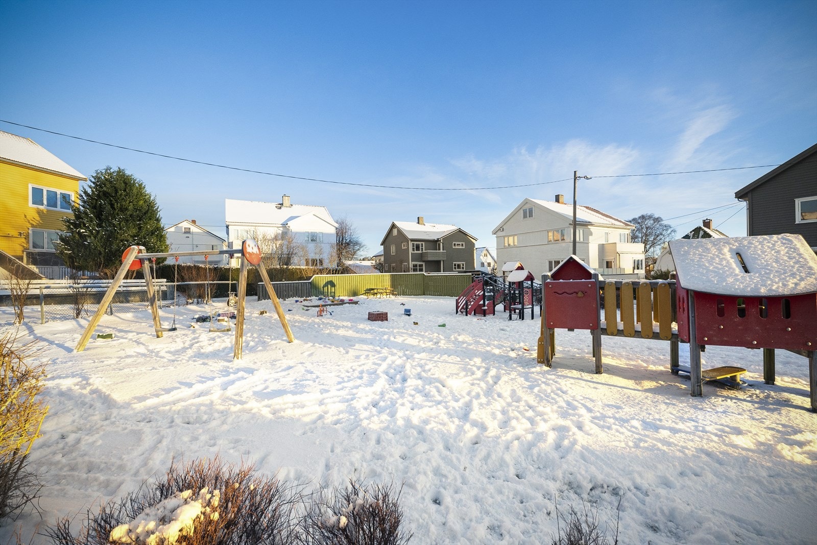 Jonas Dahls Plass er en avskjermet og barnevennlig plass med nærhet til sentrum. Blindvei, lekeplass, nær busstopp, turområder osv. Galleribilde