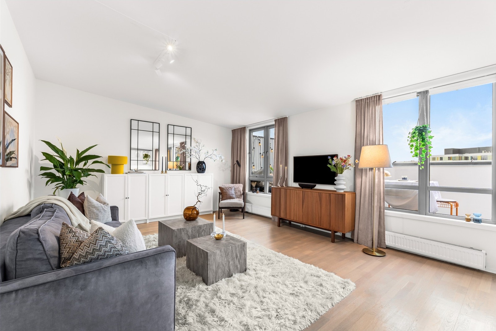 Rommet er luftig med mange store vinduer som byr på herlige lysforhold og ingen innsyn Galleribilde