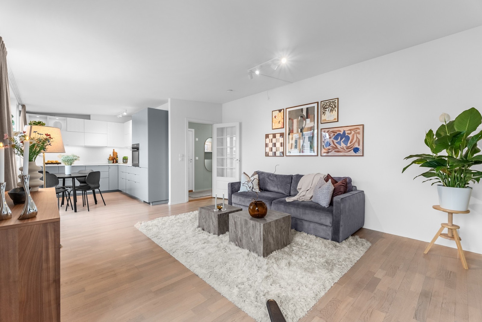 Stuen er selve hjertet i denne flotte leiligheten. Et meget romslig allrom med god takhøyde Galleribilde