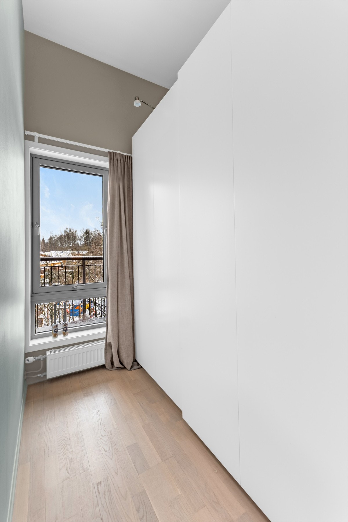 Hovedsoverommet har en stor skyvedørsgarderobe som medfølger Galleribilde