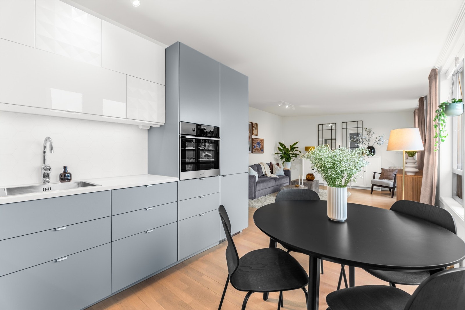 Det er åpen løsning mot kjøkkenet som gjør det til et sosialt allrom for familien Galleribilde